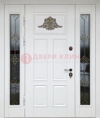 Белая входная парадная дверь со стеклом и ковкой ДПР-92 в Щербинке