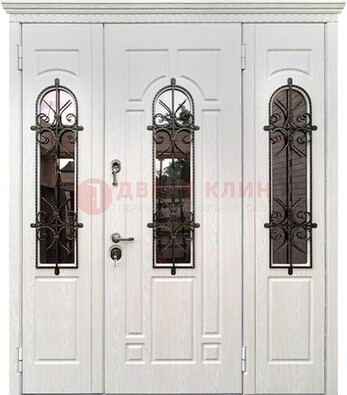 Белая распашная стальная дверь со стеклом и ковкой ДСК-125 в Сланцы