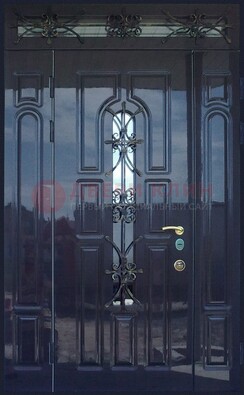 Глянцевая полуторная дверь Винорит стекло и ковка ДСК-275 в Сланцы